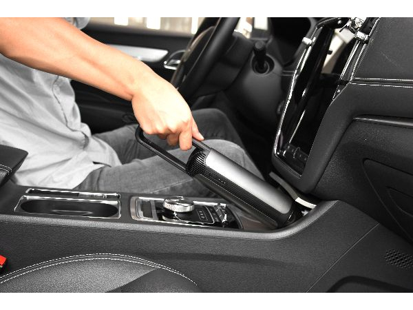 Mini vacuum cleaner for the vehicle