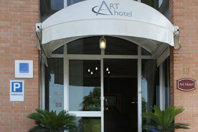 Experience 3 days for 2 in the 3* Art Hotel in Mirano near the lagoon city of Venice