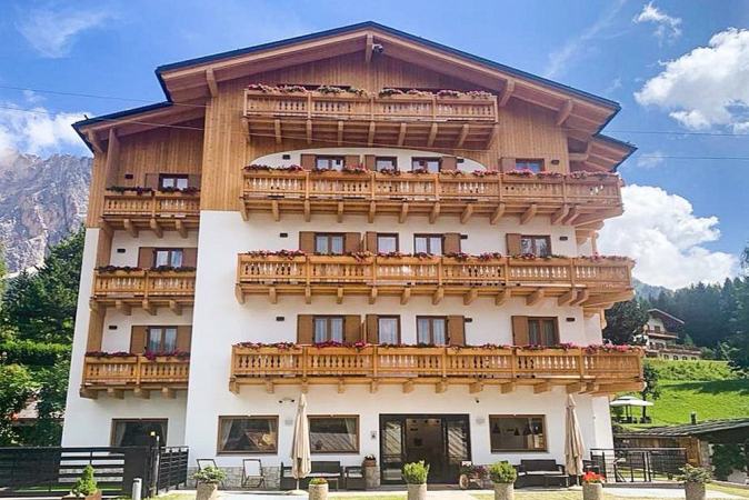 4 días de relajantes vacaciones en Italia para dos en el Hotel Camina Suite & Spa de 4 * en el corazón de Cortina d’Ampezzo